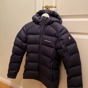 Peakjacka  - Tjock peakjacka i storlek xs. Använd men inget alls fel på skicket . Nypris tror jag ligger på 4000. Säljer för 1300 💕 pris kan eventuellt diskuteras vid snabb affä💕