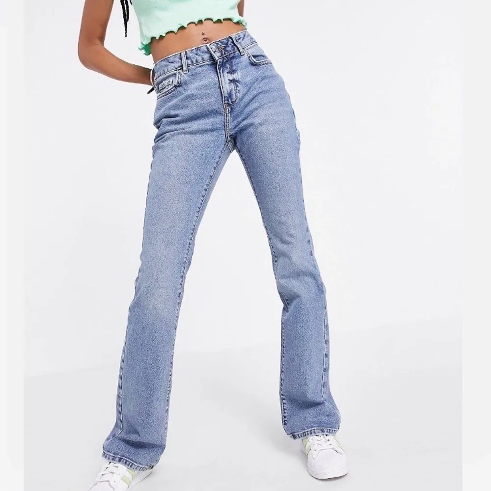 Säljer dessa helt nya jeans då de var lite för korta på mig. Köpa för 400 men säljer för 270kr + frakt. Jeans & Byxor.