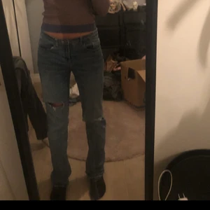 Lågmidjade straight jeans - Säljer dessa så snygga jeans! Står inte storlek men det är ungefär en 38❤️