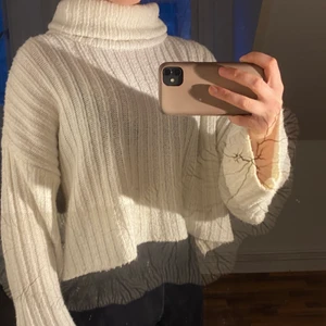 Gina tröja - Vit stickad tröja med hög krage, inte använd jättemycket så bra skick. Storlek M men passar på S XS