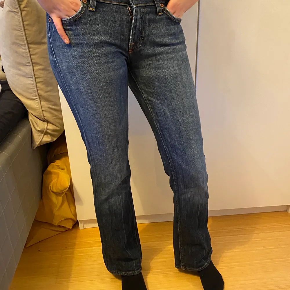 Säljer mina assnygga lågmidjade jeans pga att de är förkorta :(. Jeansen är bootcut och har ett midjemått 36,37 och en innerbensmåttet är 78. Det är en lagning under höger ficka, men den märks inte av🥰 Hör av er om ni har frågor💕✨. Jeans & Byxor.