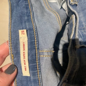 Levis jenas  - Superfina jeans från levis i modellen mile High super skinny storlek 28- vilket motsvarar ungefär M🥳🥰💜 Dom är i superfint skick. 