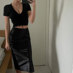 Säljer denna jättefina satin kjolen i svart då jag har två av den, aldrig använd. Har en dragkedja på ena sidan