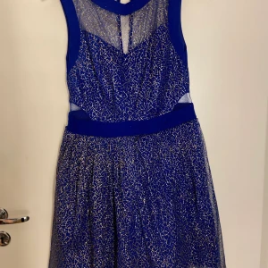 FESTKLÄNNING KORT  - storlek 36-40, köpt 999kr säljes 400kr använt en gång