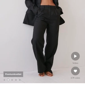 Svarta linnebyxor - Säljer dessa snygga linnebyxor då de inte kommer till användning längre. Skriv för fler bilder💙 storlek: 38/40