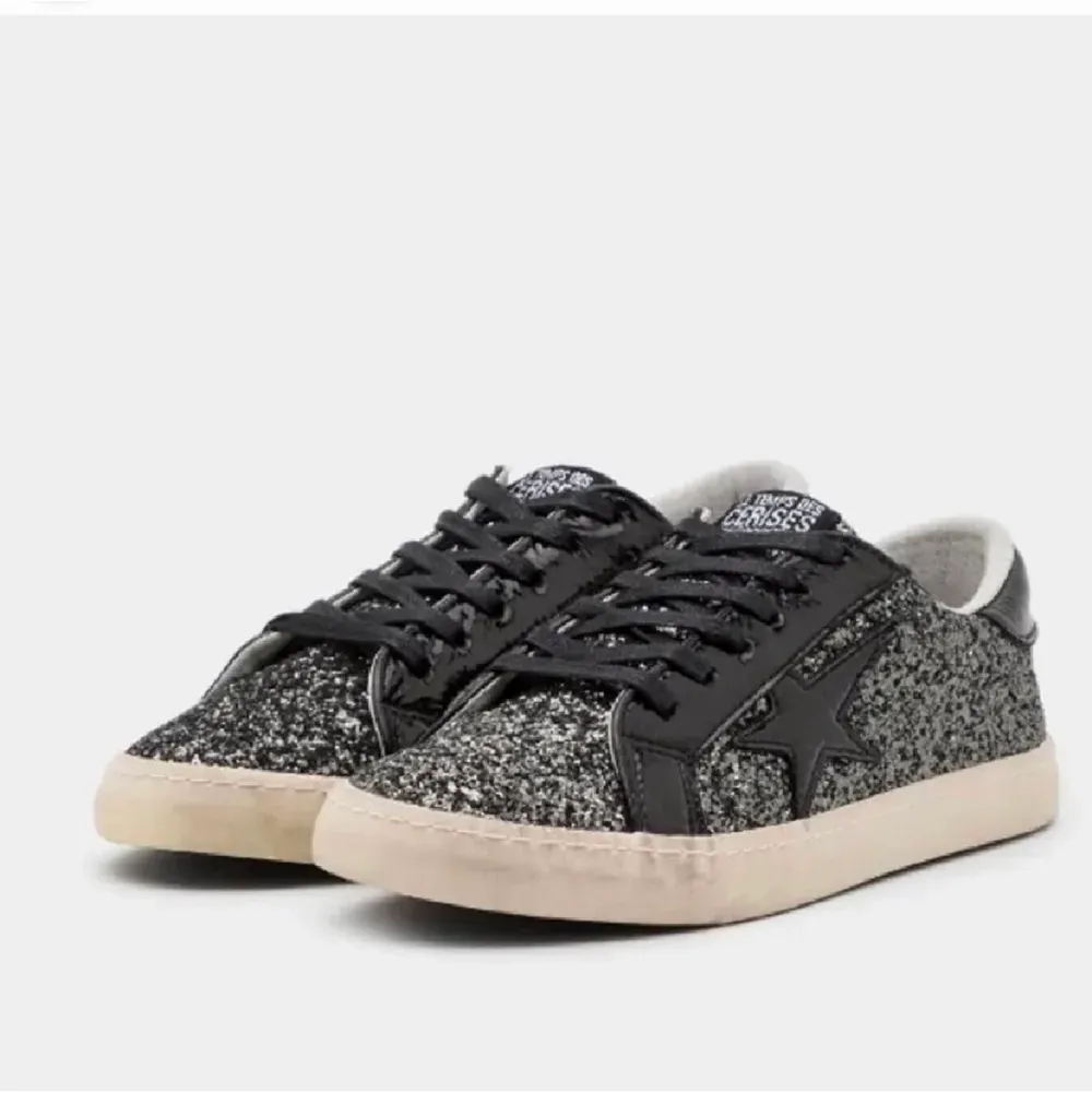 Intressekoll på mina sneakers, köpte här på plick men kommer tyvärr inte till användning. Storlek 40 men väldigt små i storlek, jag har vanligtvis 38/39 och dom passar mig bra! Dom är i bra skick skulle jag säga, kom privat för egna bilder! Nypris 629kr säljer för 400kr. Skor.