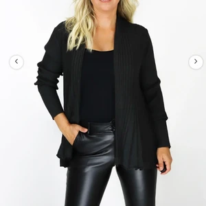 Oanvänd cardigan  - Nypris 449,- Super fin kvalitet! Fint fall. Aldrig använts. XL men mer som en Large