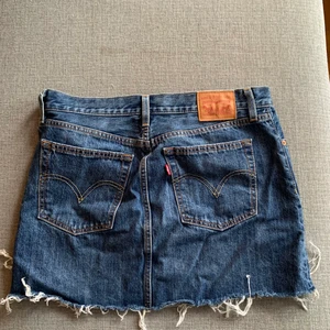 Levi’s kjol  - Levi’s kjol kort modell. Storlek W29. I bra skick, använd fåtal gånger. 