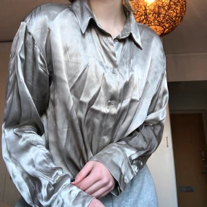 skimrig skjorta  - säljer denna skimriga skjorta då den tyvärr inte kommit till användning. skriv gärna om du vill ha fler bilder elr frågor💕