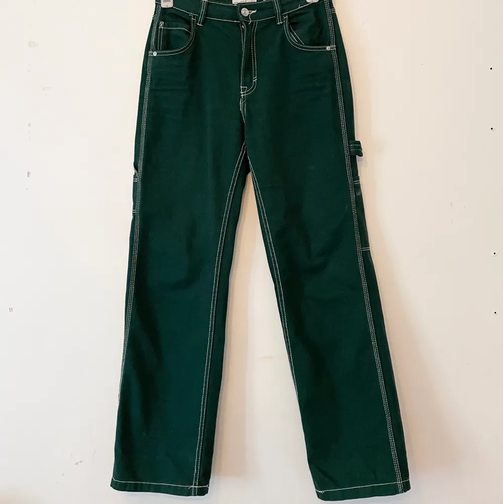 Gröna byxor från Bershka. Har använt de max fem gånger. 💚. Jeans & Byxor.
