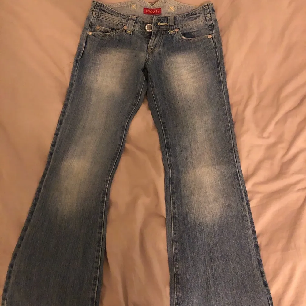 Il dolce jeans som passar storlek s/xs. Ordinarie pris brukar ligga vid 600/700kr. Säljer därav jag inte använder dom. Midjemått: 82/84cm. Midjan går att justeras med de lilla bältet i baksidan. . Jeans & Byxor.