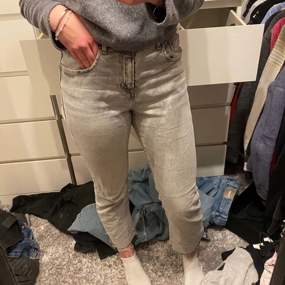 Ljusgrå straight jeans från Zara. Storlek 40 men passar även 38!!! Säljer för 90kr, frakt tilkommer🚚🤍🤍. Jeans & Byxor.