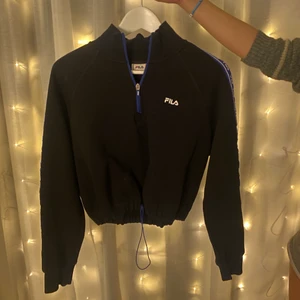 Fila tröja strl s - superfin tröja med resår i midjan