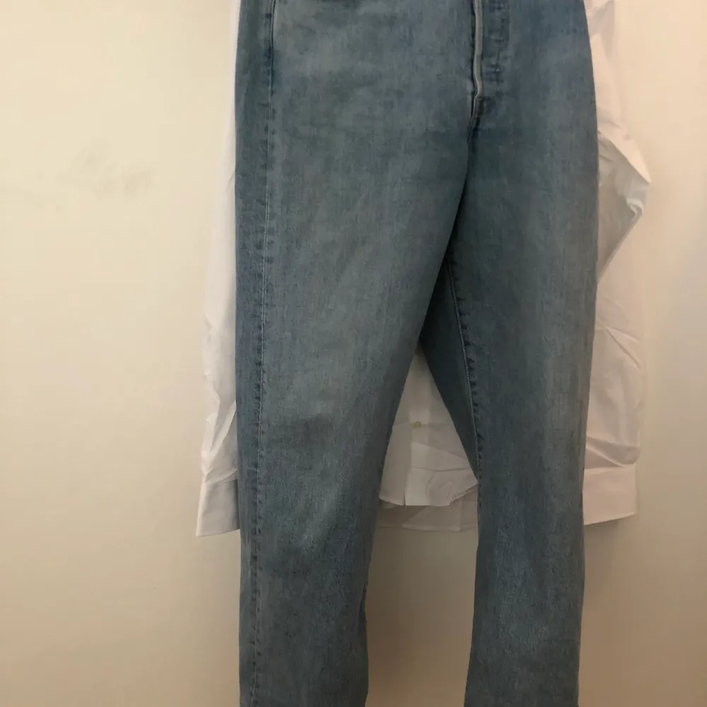 Jag säljer mina Levis jeans i modellen 501 storlek 31. Jag säljer dom eftersom dom ej används längre. Byxorna är sköna och i bra skick! . Jeans & Byxor.