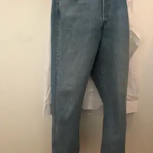 Jag säljer mina Levis jeans i modellen 501 storlek 31. Jag säljer dom eftersom dom ej används längre. Byxorna är sköna och i bra skick! 