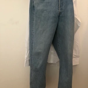 Levis jeans raka 501  - Jag säljer mina Levis jeans i modellen 501 storlek 31. Jag säljer dom eftersom dom ej används längre. Byxorna är sköna och i bra skick! 