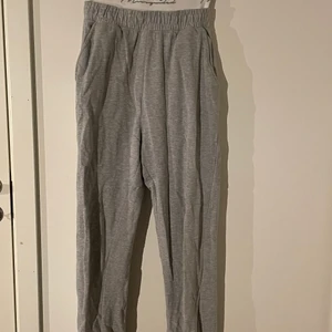 Gråa mjukisbyxor från Missguided XS/34 - Gråa mjukisbyxor från Missguided med bred midja. Mjukisbyxorna är i storlek 34 / XS.  Kolla gärna in mina andra annonser!  Titta noga på alla bilder och skicka meddelande vid frågor. Jag ansvarar inte för postens slarv. Sam fraktar gärna flera varor tillsammans.