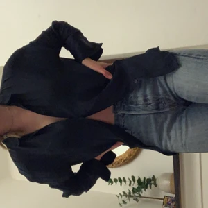 Samsøe Samsøe loose blouse/ skjorta - Mörkblå med diskret mönster, se sista bilden. Jättemjuk och ”buttery”. Relaxed fit. Som ny. Nypris ca 2000.  Garderobrensar nu så kolla gärna in mina andra auktioner (mest märkeskläder). Samfrakt går självklart jättebra. 