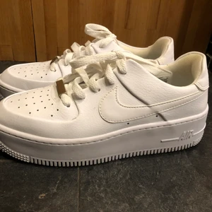 Air Force 1 - Säljer pga för små. Väldigt smala i tårna.