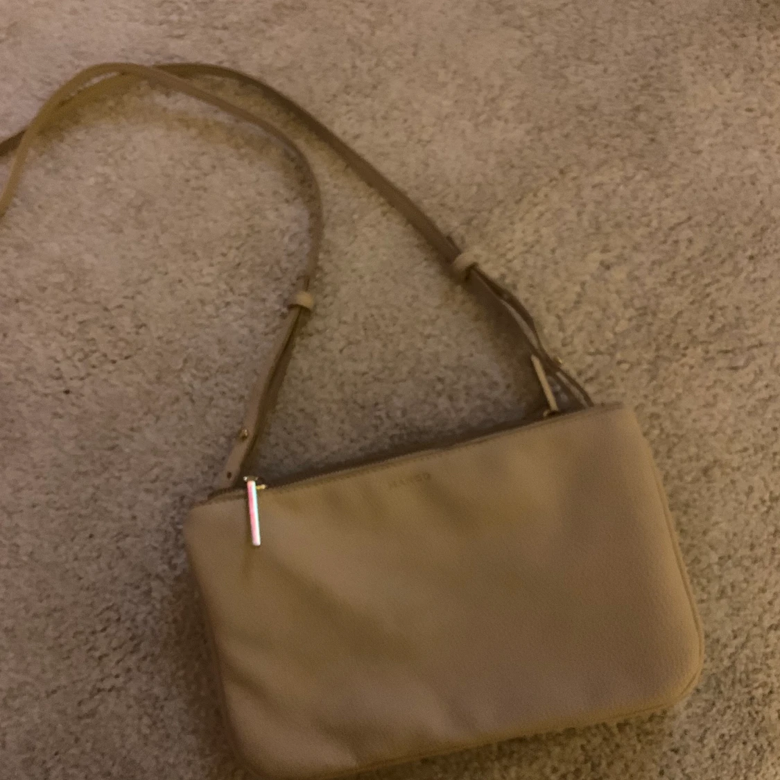 Beige väska från mango  - 90