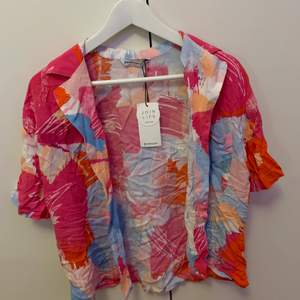 SKJORTAN ÄR SKRYNKLIG PÅ BILDEN, SORRY🤭 En riktigt färgglad skjorta som ger en 80’s vibes. Köpt från Asos 🥰