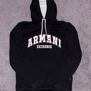 Armani Exchange hoodie - Helt oanvänd Armani hoodie i 10/10 skick! Prislappen sitter på. Sitter som S-M och skönt material👍🏼