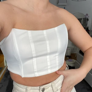 Topp  - Jättefin vit topp som tyvärr är för stor för mig😩 den e väldigt stretchig och sitter annars bra på!!