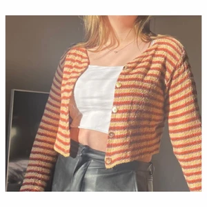 färgglad kofta - knappt använd kofta, står ingen storlek men passar mig som är xs-s. Frakt tillkommer 💗