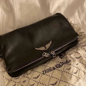 Klassisk Zadig väska!💗 - Nu säljer jag min sparsamt använda Zadig väska! Köptes höst 2021 men väldigt bra skick💗 Köpt på Zadig butiken i östermalm för 3500 så börja buda ifrån 950kr. Skriv om ni har frågor eller om ni vill ha flera bilder så hör jag av mig så fort jag kan!!😍💋🎸(båda banden med följer)