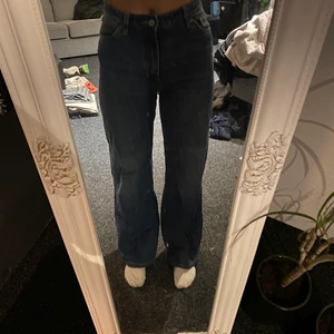 Mörkblåa Monki jeans - Vida/raka jeans från Monki, super snygga och super sköna. Bra skick men de är uppsydda lite grann, jag är 160 så dom passar mig perfekt. Säljer på grund av att jag ej får användning av dem. Köpare står för frakten! 