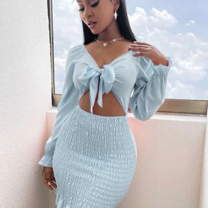 Blå klänning xs - Fin blå klänning, man knyter den ifrån vid brösten stretchiga nertill, inte genomskinlig super fin men tuvärr för liten! Aldrig andvänd! Pris kan diskuteras