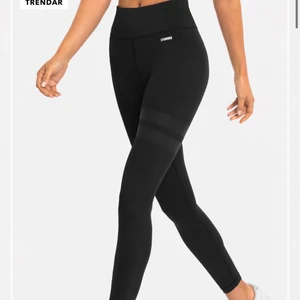 Svarta stronger tights  - Säljer dessa svarta träningstights från stronger i modellen ”Etna”. Tightsen är supersköna och sitter på plats. (Nypris 699kr)  Kontakta vid egna bilder. 