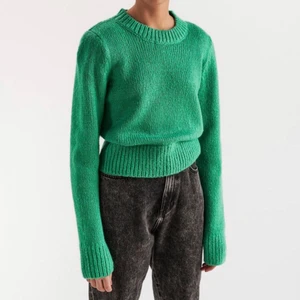 Grön stickad  - En fin grön stickad tröja. Jag har köpt den här på plick men den kommer tyvärr inte till användning. Den är i fin skick och passar perfekt nu till höst. (lånade bilder) 