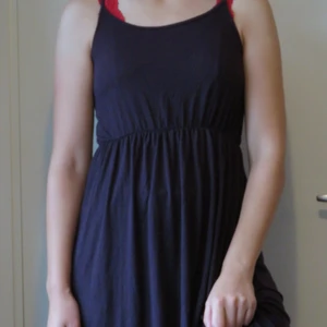 Lila sommarklänning strl S - Tror jag hade denna på skolavslutningen i åttan. Många år sedan. Lätt lång klänning. Lila. 