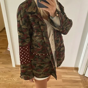Zara militärjacka - Jättefin militärjacka från Zara i röd/gröna färger och massa fina detaljer med nitar! Jättefint skick och perfekt till hösten! Storlek S och normal i storlek (jag är 168cm)💕💕