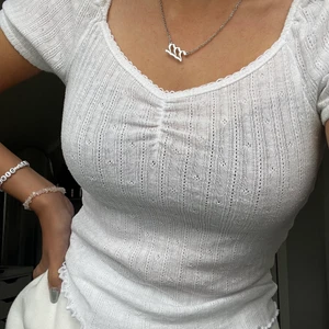 Tröja - Så fin tröja med lite volangaxlar. Köparen betalar för frakten och katt finns i hem 🐈‍⬛ Köp direkt för 100 + frakt <3