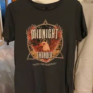 En cool mörkgrå T-shirt från Gina Tricot. Köptes för ett tag sedan men säljer för den aldrig blir använd.