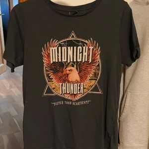 T-shirt  - En cool mörkgrå T-shirt från Gina Tricot. Köptes för ett tag sedan men säljer för den aldrig blir använd.