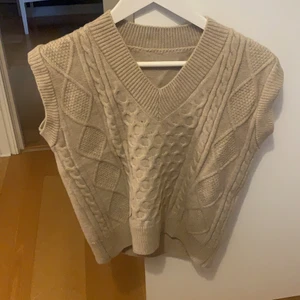 Väst  - En super fin väst i jätte skönt material! Den är väldigt fin och sitter super fint på! En perfekt beige färg💕 använd fåtal gånger