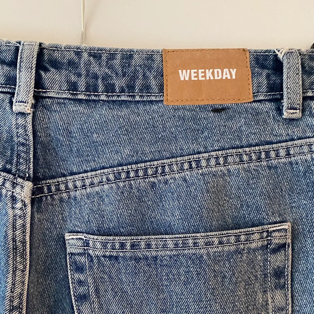 Säljer mina populära jeans från weekday i modellen ROW, w29L32 i färgen sky blue. Jag har klippt av jeansen så de går till anklarna på mig som är 168. De sitter väldigt tajt på mig som vanligtvis är en 38/40a i jeans stl. Säljer för att de inte kommer till användning! Skickar gärna fler bilder, priset kan diskuteras!💞. Jeans & Byxor.