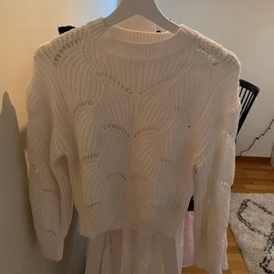 Stickad tröja - Säljer denna superfina vita stickade tröjan. Sparsamt använd och i väldigt bra skick💕💕 Kan skicka fler bilder😊😊