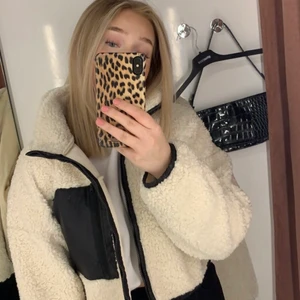 Teddy jacka  - En Teddy jacka från Gina, aldrig använd. Passar super bra nu inför hösten💕