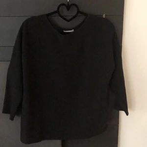 Stickad tröja - Svart ribbad och stickad tröja från h&m. Aldrig använd. 