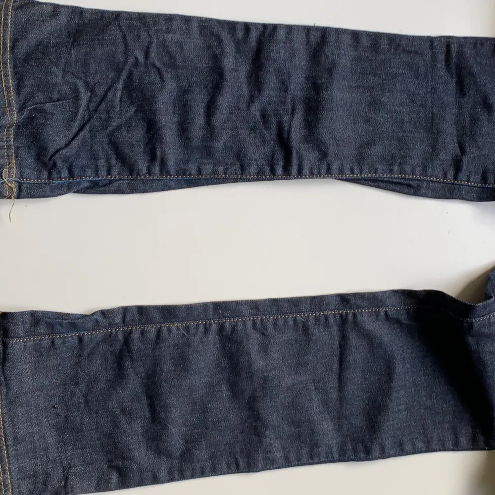 Jätte snygga lågmidjade jeans! Köpta på secondhand men tyvärr för små. Frakt 66kr. Jeans & Byxor.