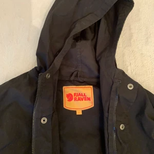 Fjällräven  - En svart jacka i nytt skick från fjäll räven🦊 Sparsamt använd och i väldigt bra skick⚡️Funkar för män och kvinnor