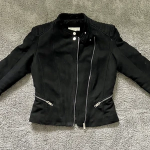 Mocka jacka  - Detta är en jätte snygg svart mockajacka! 🖤                    Materialet är väldigt lent och skönt! 👌🏽                      Den är knappt använd, och är i ett väldigt fint skick! ✨     Möter ändast upp!