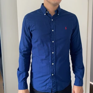 Ralph Lauren Skjorta - En mörkblå Ralph Lauren skjorta som passar skitbra med svarta jeans. Bra begagnat skick. 