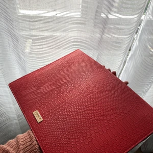 Dator fodral från by Bianca ingrosso - Säljer nu mitt fina datorfodral från by Bianca pga det kommer inte till användning då jag har andra. Fodralet är sparsamt använt endast fåtal gånger.  Pris: 250 inklusive frakt 📦 om fler är intresserade= budgivning 