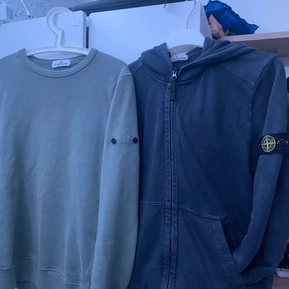 Säljer nu mina två stone island tröjor då jag tröttnat lite på dom. Den till höger är blå och köpte den för 950kr på Plick, den till vänster är köpt på NK i Göteborg för 1300kr. Inga hål eller fläckar men kan tvätta innan jag skickar dom. Säljer båda samtidigt för ett rimligt pris, kan gå ner i pris om det blir snabb affär. Jag är 175 och båda passar mig bra.. Tröjor & Koftor.