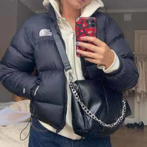 säljer min north face jacka i storlek S som nog kan passa M! har haft den sedan i vintras så inte haft länge!💕💕💕 nypris: 3099kr